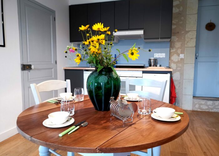 fleurs tables vaisselles gite 4 personnes